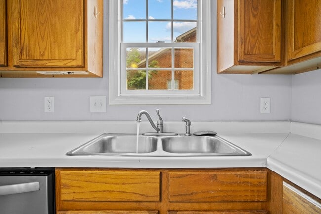 Building Photo - 3bed/2bath Located Right on Campbells Campus!