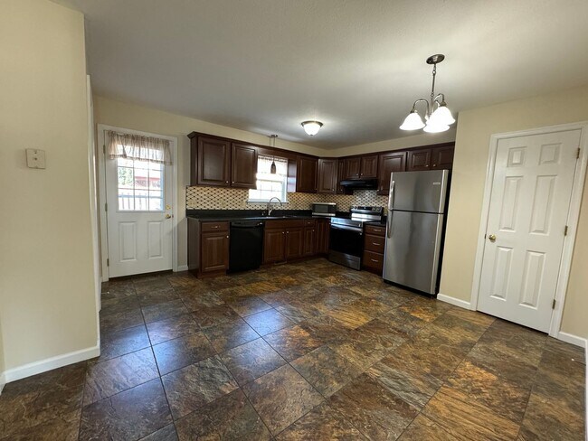 Building Photo - Immaculate Stonewall Heights Townhome!