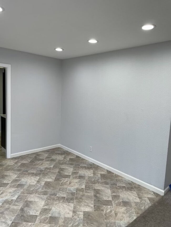 Building Photo - Beautiful 3 bed 2 bath for rent near Atwat...