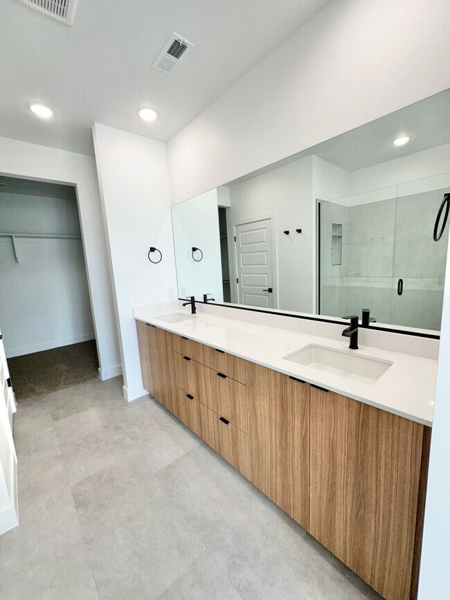 Building Photo - PET FRIENDLY!! HURRICANE TOWNHOME!