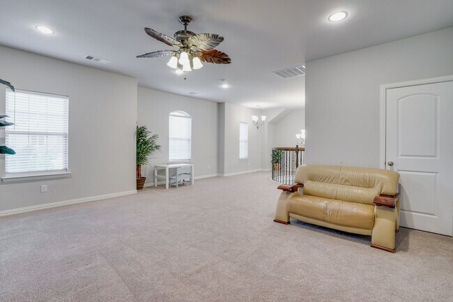 Building Photo - Beautiful home with elegant curved stairca...