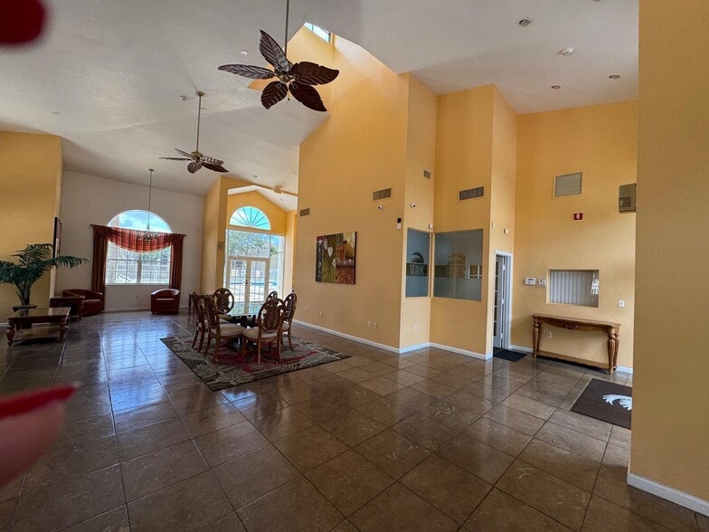 Building Photo - 417 Palm Cir E