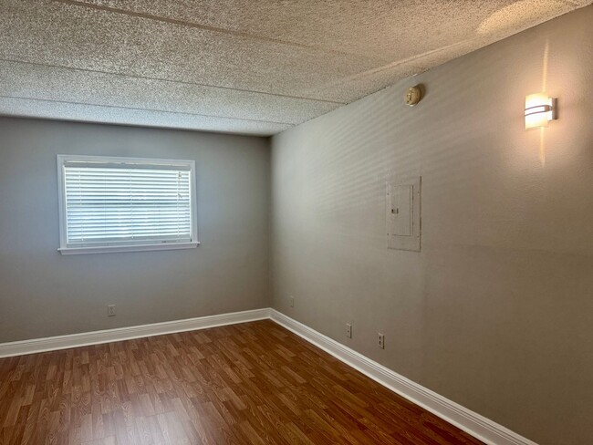 Building Photo - 1 Bed/1 Bath Ground Floor Condo in recently renovated apartment community.