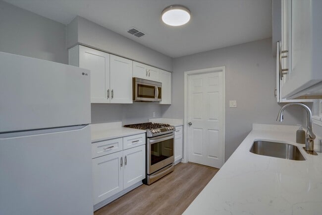 Building Photo - 600 Bramble Dr