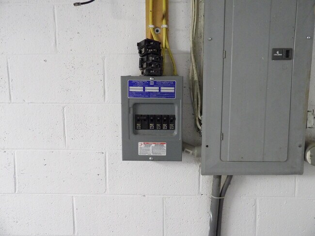 Building Photo - 102 Cedar Dr