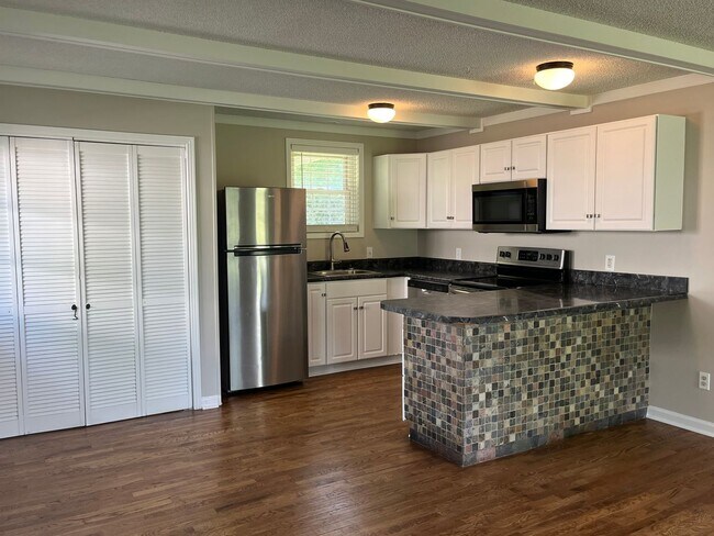 Building Photo - For Lease - 3 Bed, 1 Bath Home in the Hear...