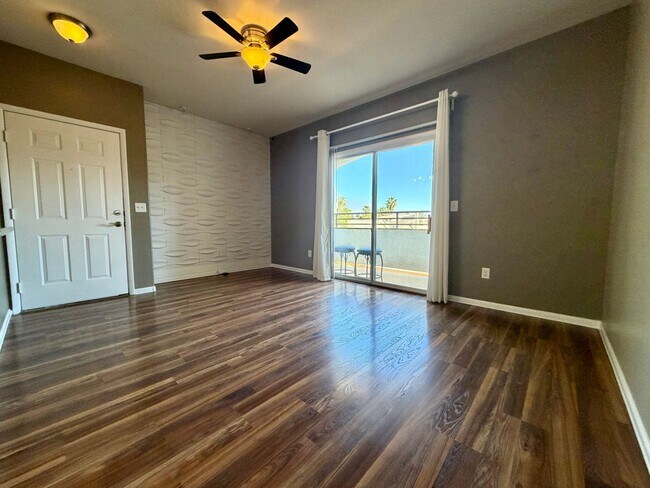 Building Photo - 2 bedroom condo in gated SE location.