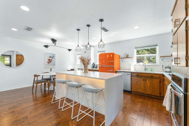 Building Photo - 11502 Oak Knoll Dr