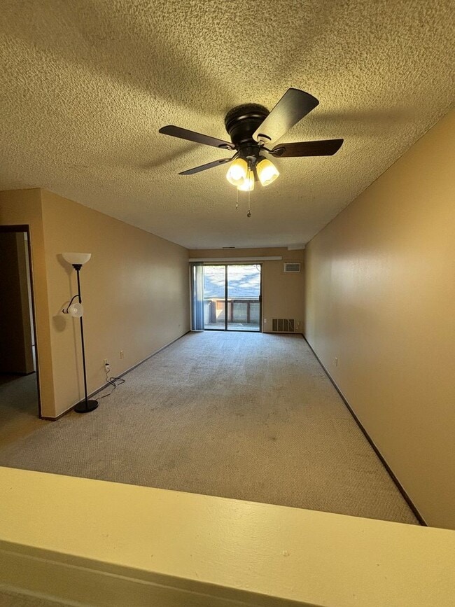 Building Photo - 1 bedroom Condo near Washington Square Mall with seasonal outdoor pool!!