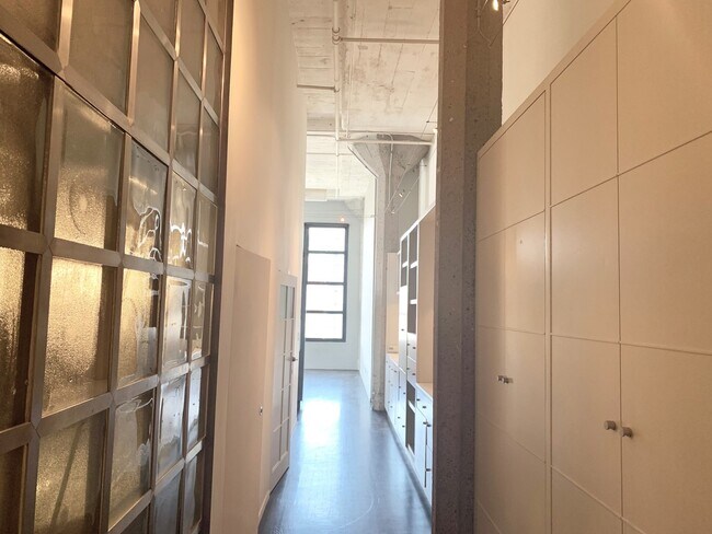 Building Photo - STUNNING LARGE CORNER LIVE/WORK 1 BED+ DEN...