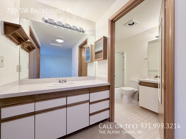 Building Photo - 719 SW Backcourt Pl