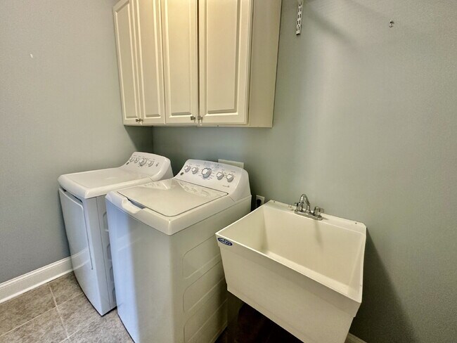Building Photo - Three Bedroom Carriage House in Hampton Hall!