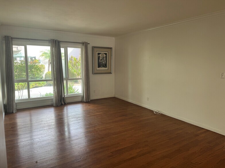 Living Room vacant - 3210 Merrill Dr