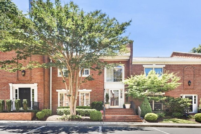 Building Photo - 305 Ansley Villa Dr NE