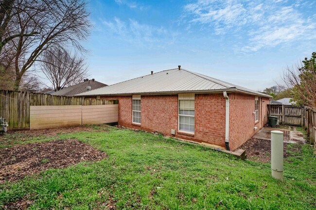 Building Photo - 1462-1462 N Dawn Dr