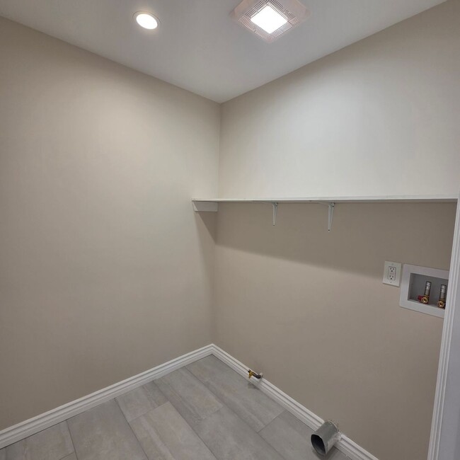 Building Photo - 5546 Sulphur Dr