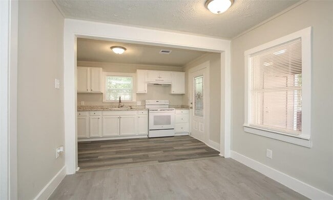 Building Photo - 4826 Larkspur St