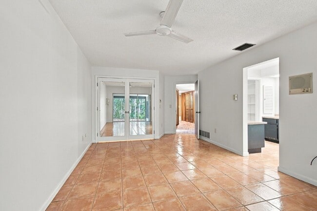 Building Photo - 1257 Fairway Cir S