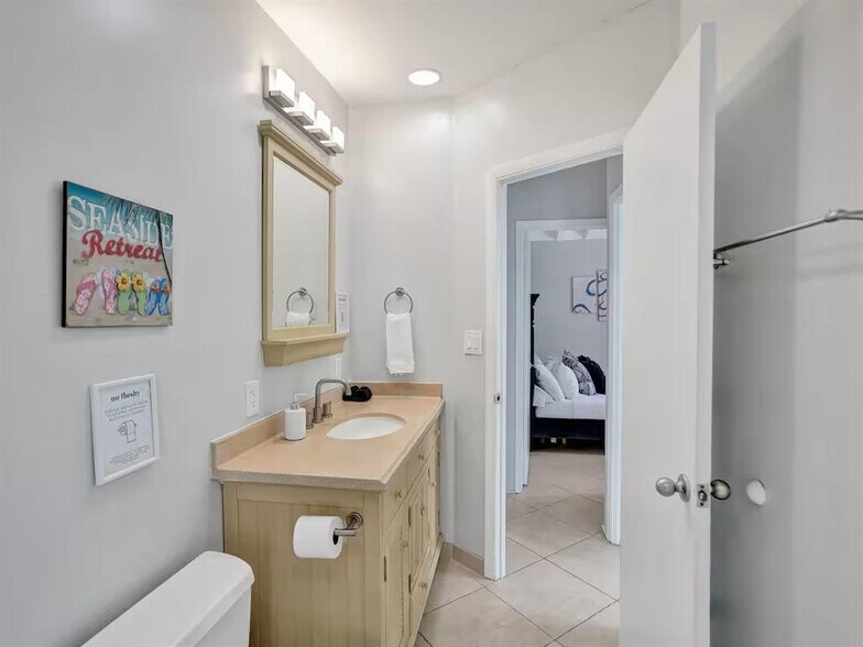 Building Photo - 2525 Gulfstream Ln