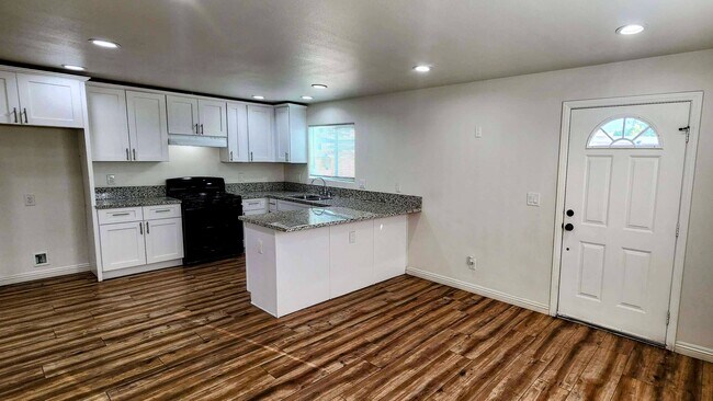 Building Photo - 156 E Marshall Blvd