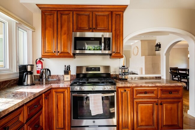 Building Photo - Movie Colony Oasis - Peaceful, Walk to Downtown (Monthly Only - No Long Term)