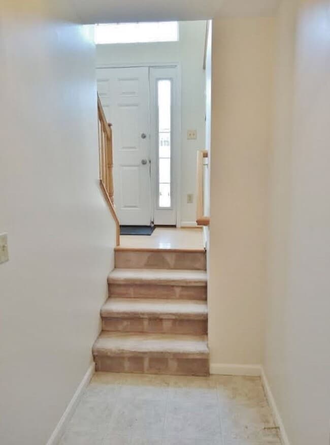 Building Photo - 3 Bed / 2 Bath Single Family Townhome