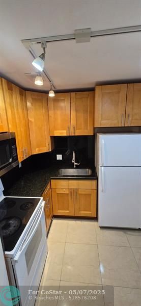 Building Photo - 3930 Crystal Lake Dr