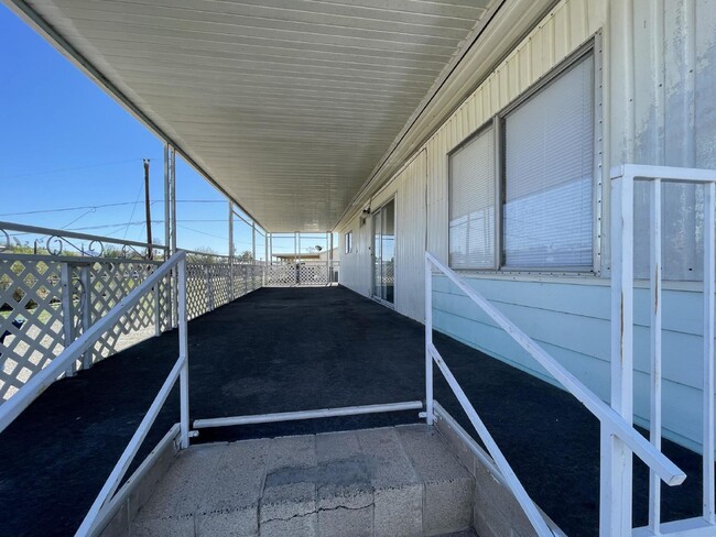 Building Photo - 2 bed 2 bath close to the river.