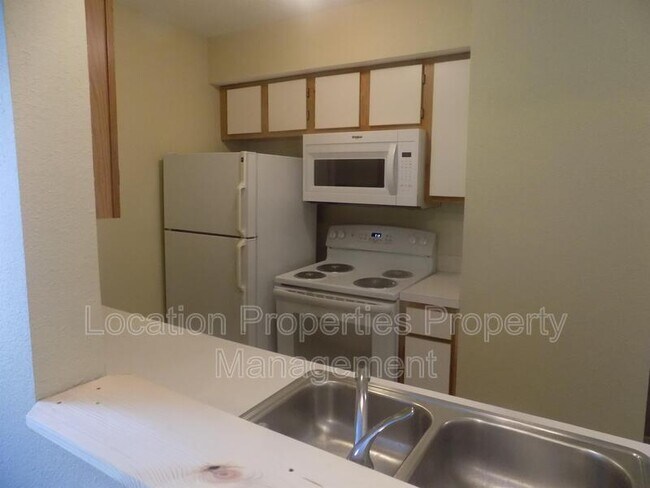 Building Photo - 950 Monterey Way
