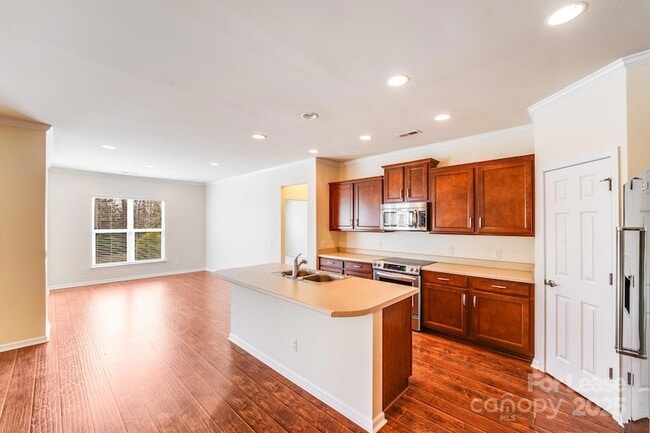 Building Photo - 7012 Kitty Hawk Ln