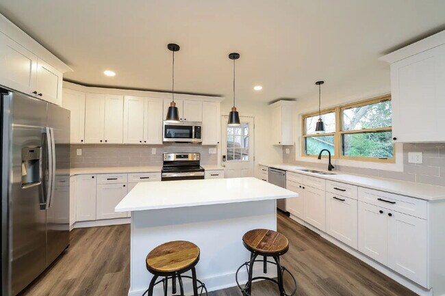 Building Photo - Available Fall Semester or Short Term rental!