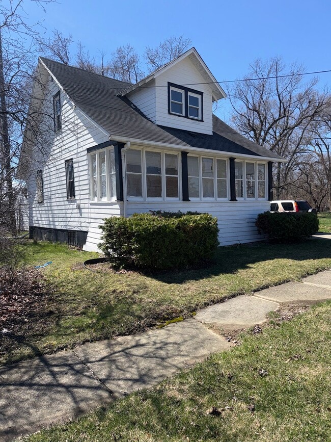 Building Photo - 634 Damon St