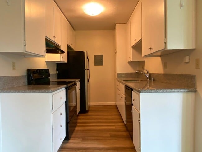Building Photo - Updated Top Floor Corner Unit-Community Po...