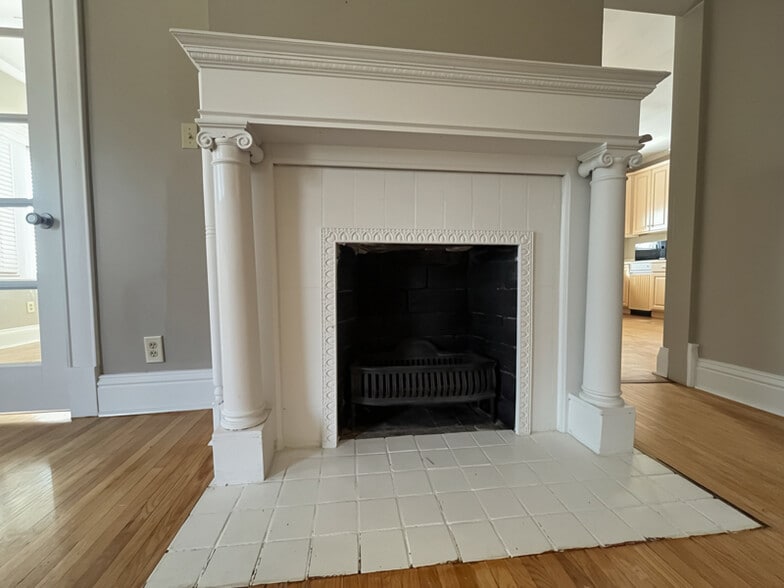 Building Photo - 1112 E Walnut St