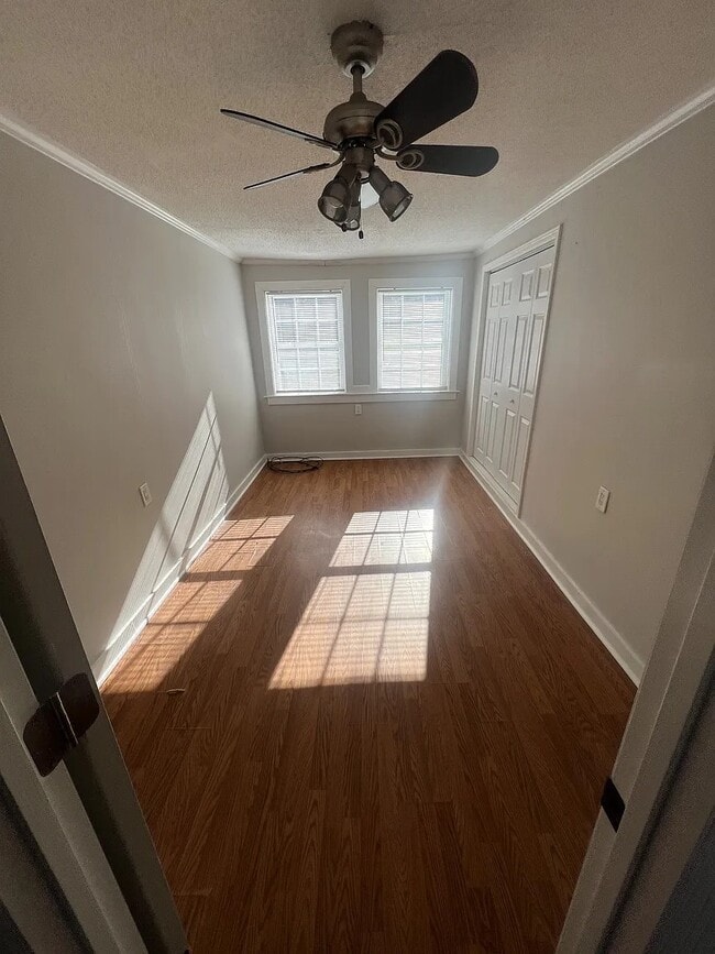 Building Photo - 204 Greenview Dr