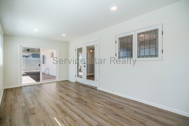 Building Photo - 2609 E Aster Dr