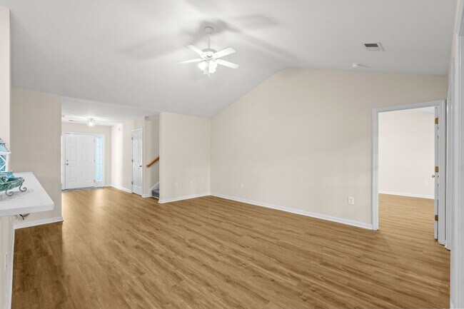 Building Photo - 4 Bed / 2 Bath Single Family Home for Rent...