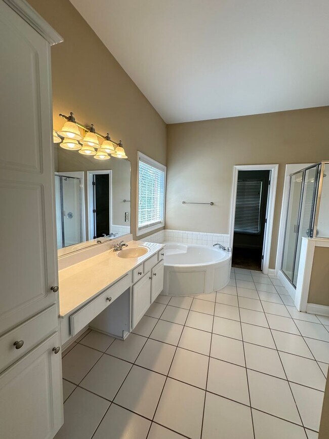 Building Photo - 6378 Clubside Dr