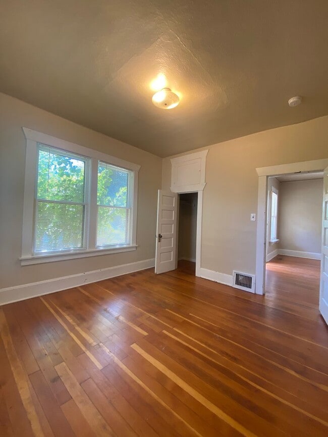 Building Photo - 216 6th St