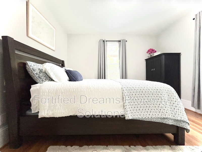 Building Photo - 2240 Queen St