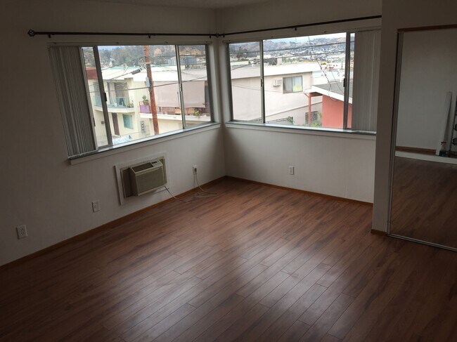 Building Photo - 751 N Hill Pl