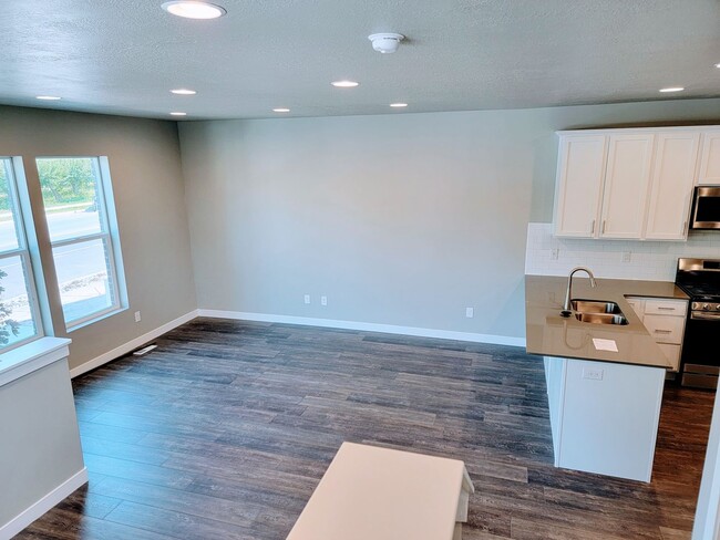 Building Photo - Gorgeous Townhome!!!