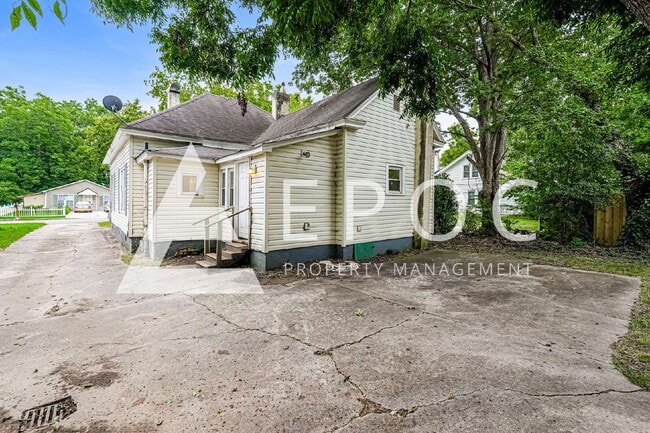 Building Photo - 1116 Adams St