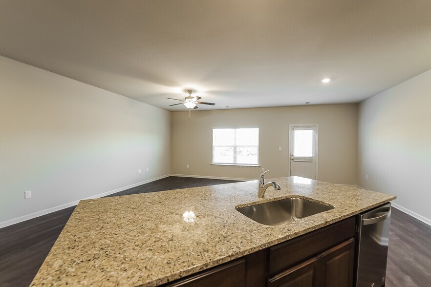 Building Photo - 425 Clover Cir