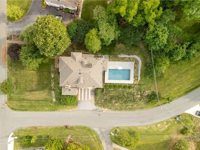 Building Photo - 290 Long Cres Dr