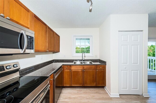 Building Photo - 251 Pompano Dr SE