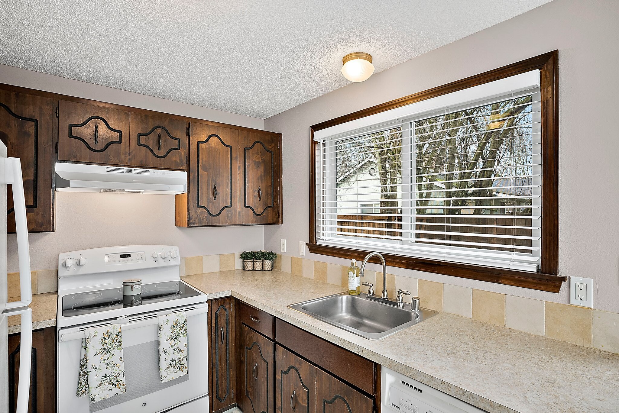 Building Photo - 1016 9th St SE