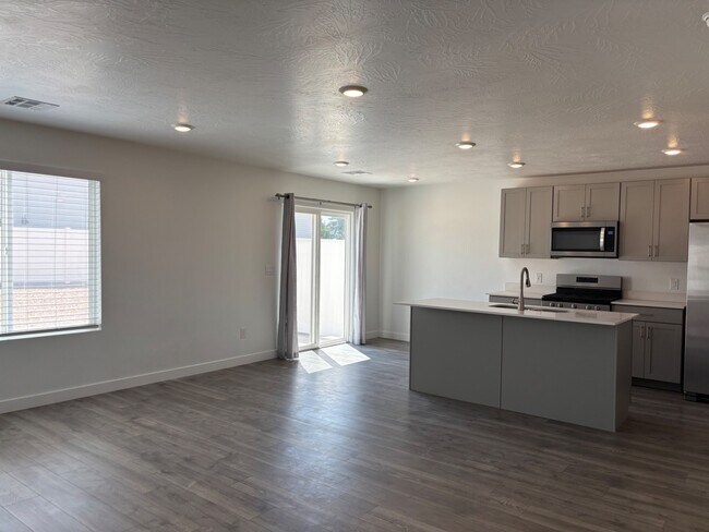 Building Photo - 381 W 2025 N