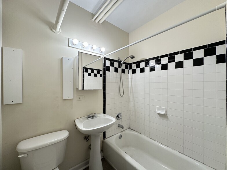 Building Photo - 3509 N Sheffield Ave