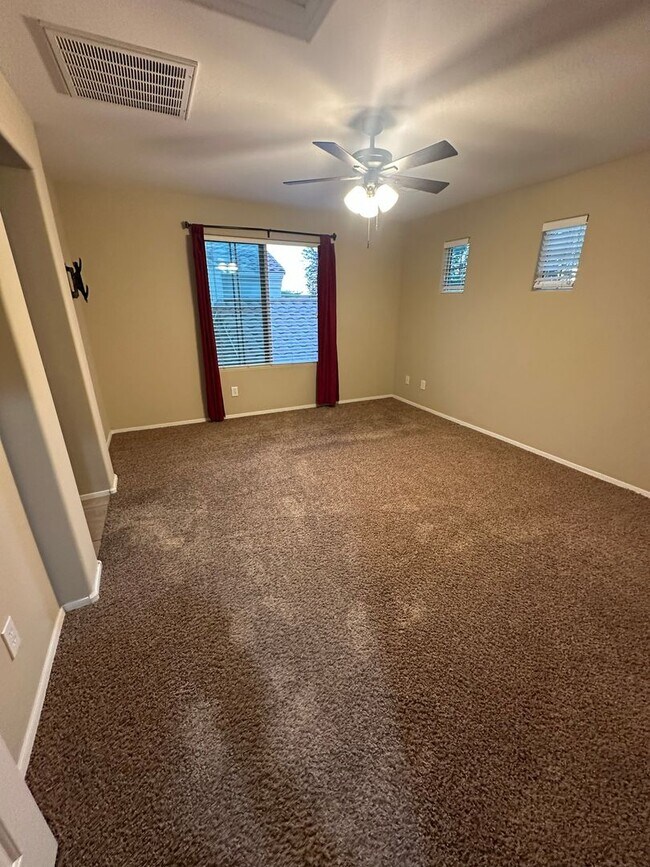 Building Photo - Charming 3 Bed + Den 2.5 Bath Home with 2 car attached EV garage with community pool !!